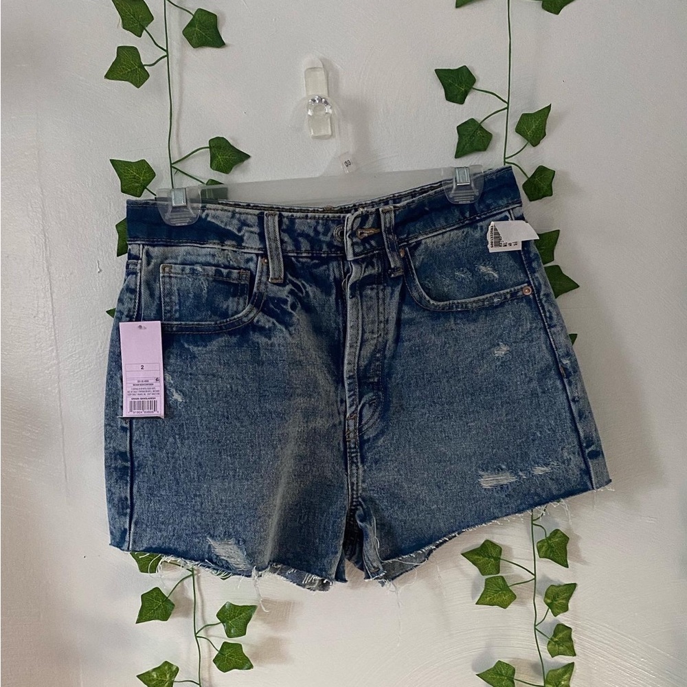 Universal thread shorts size 2